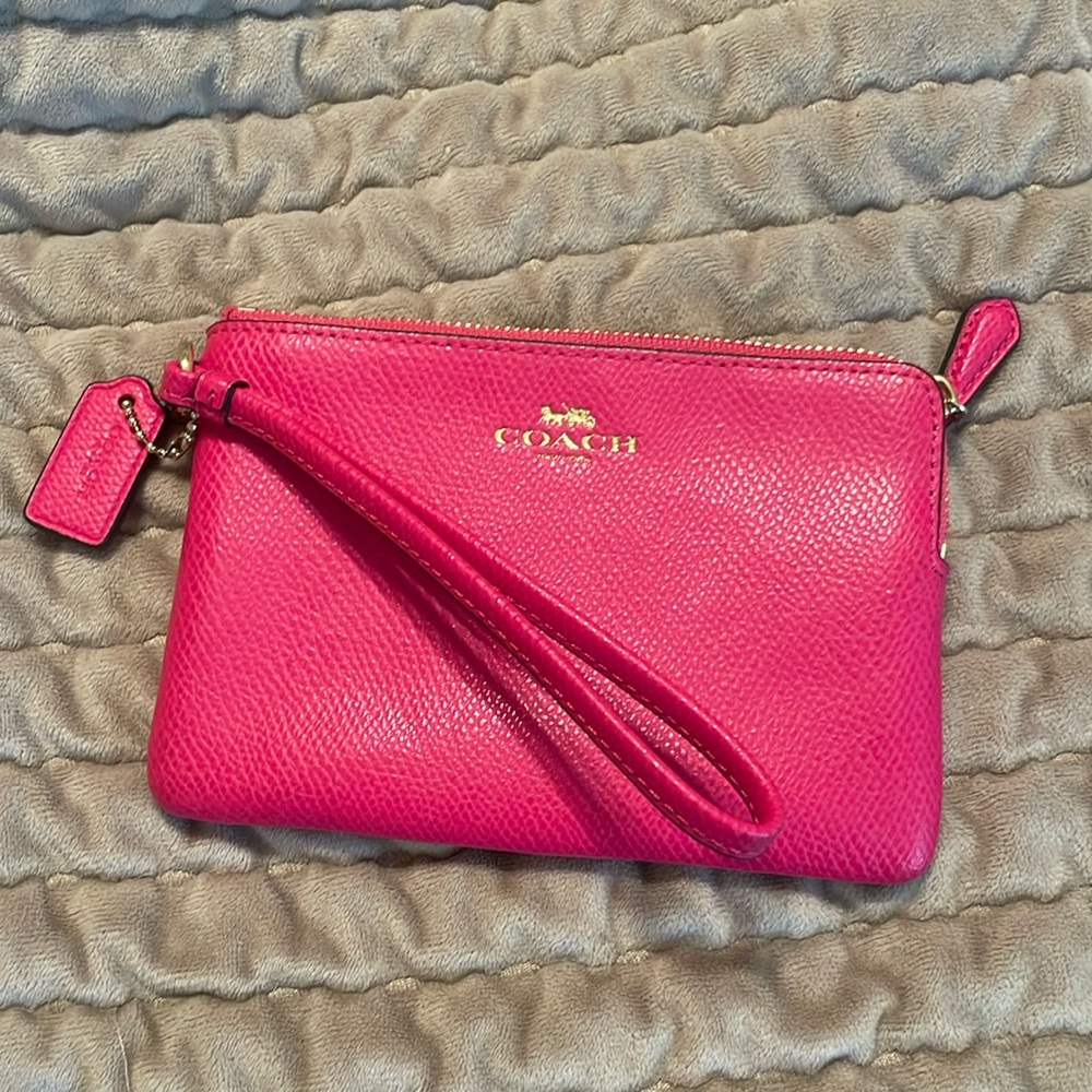 Bright pink Coach wristlet perfect condition with 2 inside card slots